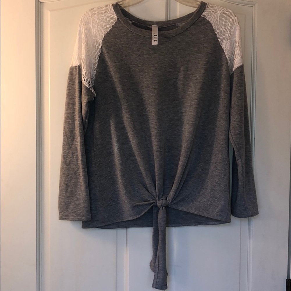 Jolie grey top with white lace shoulders